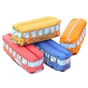 Dettaglio di quattro astucci a forma di scuolabus in giallo, rosso, blu e arancione