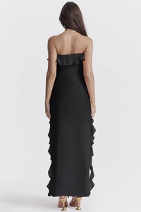 Vue arrière d'une robe longue noire à volants avec fente et design sans manches bustier