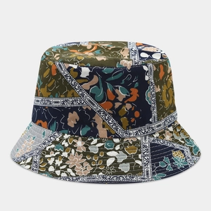 Dettaglio del cappello alla pescatora boho con patchwork floreale e cuciture rinforzate
