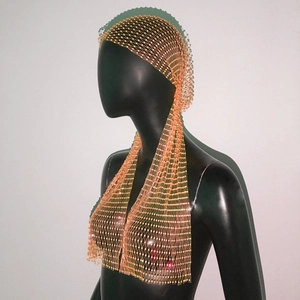 Gros plan détaillé d'une coiffe en maille or rose avec des strass étincelants sur un mannequin