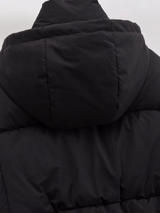 Detail der Kapuzenbefestigung und Quersteppung an der schwarzen Damen-Kapuzenjacke