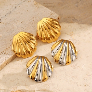 Minimalist shell earrings in gold and silver finish for beach vacation style