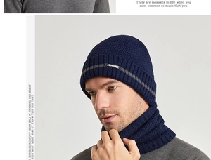 Dettaglio del set cappello e scaldacollo in maglia blu scuro con fodera in pile termico