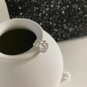 Nahaufnahme der minimalistischen S925 Sterling Silber Perlen-Ohrmanschette am Keramikrand