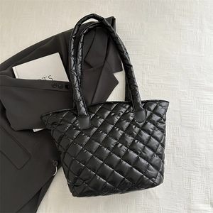 Sac fourre-tout noir matelassé en nylon brillant avec motif en losanges pour le bureau