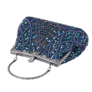 Dettaglio della borsa da sera blu scuro con ricamo di perline e manico in metallo argento