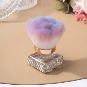 Makro-Detail von luxuriösem Rosen-Pinsel mit Strass-Basis und buntem Farbverlauf-Haar