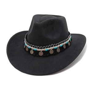 Détail d'un chapeau de cow-boy avec perles ethniques, chaînes argentées et pendentifs