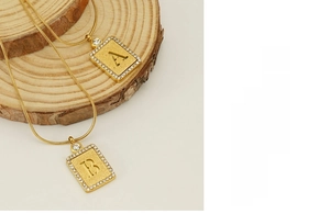 Détails du pendentif alphabet en acier doré 18 carats avec contour de petits cristaux