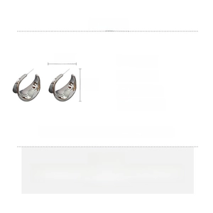 Detailed size and material specifications for C-shaped alloy earrings weighing 32.9g