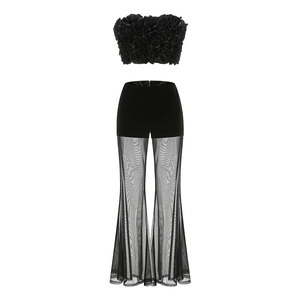 Vue à plat du haut bustier à fleurs 3D noir et pantalon évasé en tulle transparent