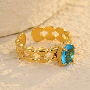Elegante anello in acciaio inossidabile placcato oro 18K con zircone blu e fascia a catena