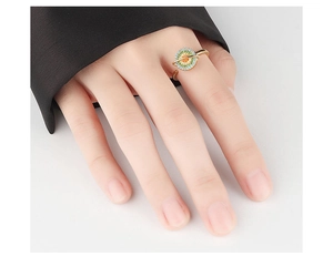 Vue détaillée d'une bague ajustable dorée avec pendentif planète et cristaux colorés