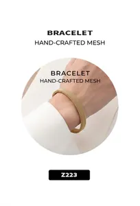 Dettaglio di un bracciale a maglia dorata con incisione Z223 dallo stile minimalista