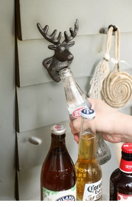 Detalle del abridor de botellas de pared con cabeza de ciervo de hierro fundido retro
