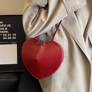 Elegante borsa a tracolla rossa a forma di cuore con doppia cerniera sul modello
