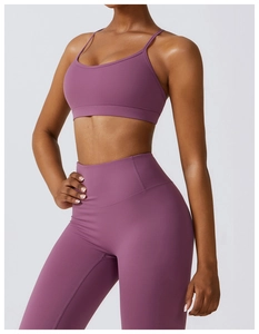 Détail du legging de yoga taille haute violet foncé et de la brassière de sport assortie