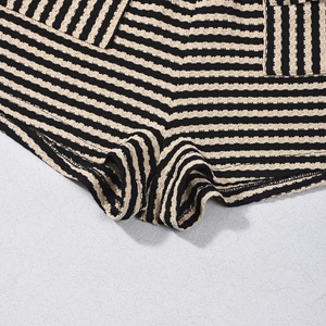Detail van de gebreide gestreepte short met getextureerde stof en afwerking