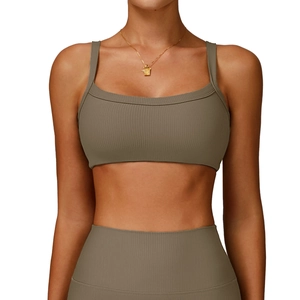 Ensemble de yoga côtelé vert olive avec brassière à col en U et legging taille haute