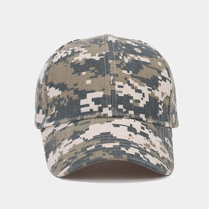 Detaillierte Nahaufnahme des digitalen Camouflage-Musters und Canvas-Stoffs der Baseballkappe