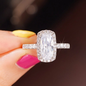 Macro-opname van een rechthoekige zirkonia ring met radiant-slijpvorm en halo-zetting