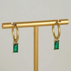 Créoles chic en acier inoxydable plaqué or 18 carats avec pendentifs en zircon vert émeraude