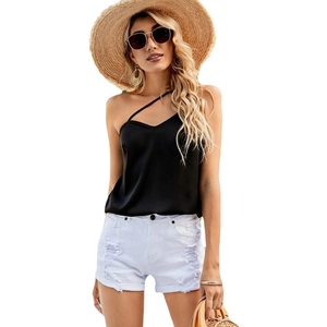 Schwarzes Damen-Satin-Oberteil mit einer Schulter und weiße Jeansshorts für den Sommer