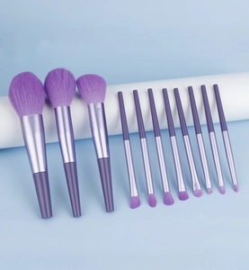 Détail d'un kit de 11 pinceaux de maquillage avec poils synthétiques violets