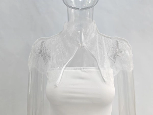 Détail de la cape de cou en dentelle blanche avec motif floral et fermeture à crochet