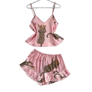 Set pigiama in raso rosa con stampa leopardata, canotta con scollo a V e shorts
