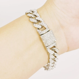 Bracelet chaîne cubaine argentée 12mm serti de cristaux brillants porté au poignet