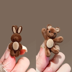Barrettes à cheveux mignonnes lapin et ours floquées brunes présentées à la main