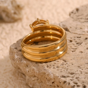 Détail d'une bague multicouche plaquée or 18K avec zircon rond sur pierre naturelle