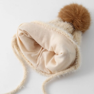 Winter-Strickmütze für Kinder mit warmem Plüschfutter und Kunstpelzbommel in Cremeweiß
