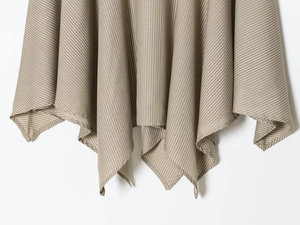 Vue détaillée du tissu côtelé kaki et de l'ourlet asymétrique d'une jupe mi-longue