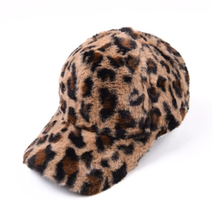 Detailaufnahme der Leoparden-Baseballkappe aus Kunstpelz mit weicher Plüschstruktur