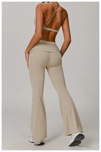 Vue arrière d'un ensemble de yoga beige avec brassière croisée et legging évasé taille haute