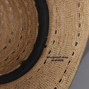Détail de l'intérieur du chapeau de paille avec bandeau et crochets coupe-vent