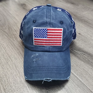 Detail der USA-Flaggenstickerei auf blauer Vintage-Netz-Baseballkappe mit Sternen