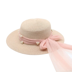 Eleganter beiger Strohhut für Damen mit rosa Netzband und Perlenverzierungen