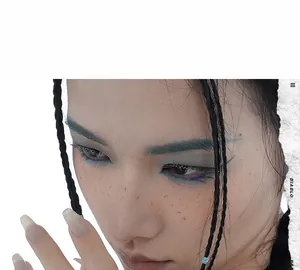Nahaufnahme von Model mit blauem Lidschatten und Sommersprossen für Silberringe Schmuck