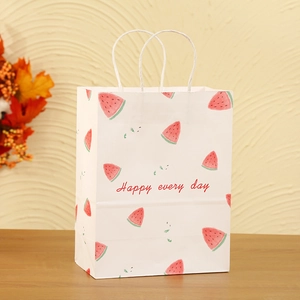 Sacchetto regalo in carta bianca con stampa anguria e scritte su tavolo in legno