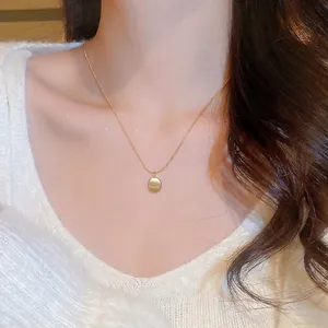 Collier minimaliste en or avec pendentif ovale gravé sur une fine chaîne serpent