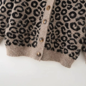 Gilet en maille léopard pour femmes avec col en V, boutons en bois et poignets côtelés