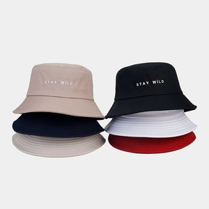 Bobs minimalistes en plusieurs couleurs avec broderie Stay Wild pour hommes et femmes