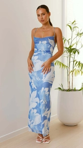 Détail de la robe longue moulante à fleurs avec fines bretelles spaghetti