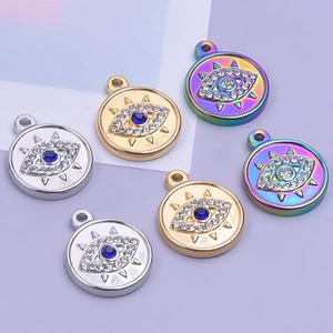 Vue macro détaillée de pendentifs œil protecteur plaqués or 18 carats avec strass