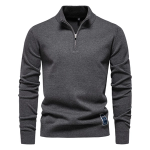Gros plan sur la maille gris foncé et les détails du zip sur le col montant du pull homme