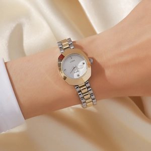 Elegante Damen-Quarzuhr mit zweifarbigem Armband und goldenem Gehäuse auf Seide
