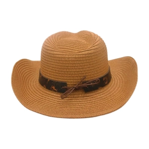 Primer plano de un sombrero vaquero de paja con banda decorativa de calaveras pirata